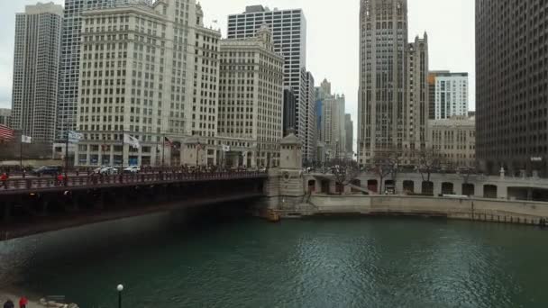 Lugares bonitos em Chicago, edifícios altos e centros de negócios no centro da cidade — Vídeo de Stock