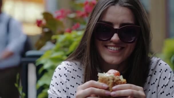 Hermosa chica come hamburguesa en la calle en Chicago — Vídeo de stock