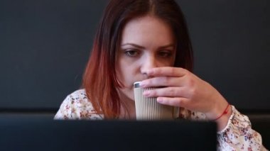 Bilgisayarda çalışan başarılı erkeğin