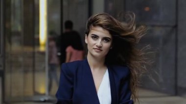 Binanın yakınında duran bir ceket, bir kız nereye Twist kapı. Rüzgar saç Driveth.