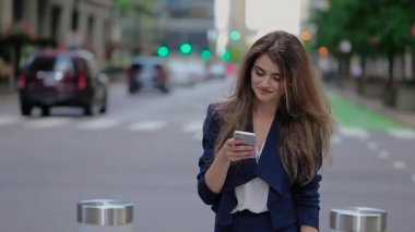 Kız mavi ceket ayakta Road yakınındaki ve Evet. Gülümseyen.