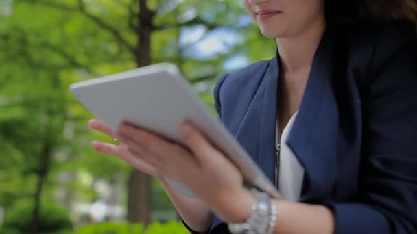 Jeune fille travaillant sur tablette, souriant et regardant dans la caméra . — Video