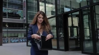 Bir Genç Kız Ofis Telefonu ile Hızlı Goes Çanta Çıkar ve Arama yapmak.