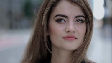 Gülümseyen Genç Bir Kızın Yüzü. Yakın Çekim.