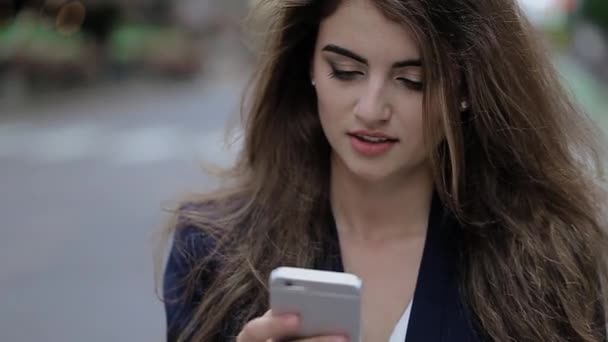 Ragazza Parlando al telefono e guardando il cielo . — Video Stock