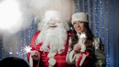 Noel Baba ve kar kızlık Hediyelik ve havai fişekleri ile oda vardır.