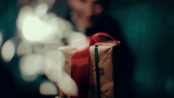 Papel de regalo con cinta roja que mantiene al hombre en un traje . — Vídeo de stock