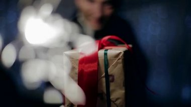 Hangi genç adam tutan bürokrasi içinde hediye Wrapped.