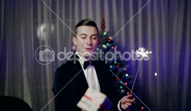 Süslü Noel ağacı, bir maytap, Holding ile bir odada ayakta adam gülümsüyor ve ücretsiz bir el atar.