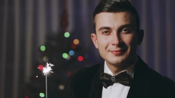 Egy fiatal ember, a csillagszórók és ajándék kiabálva Üdvözlet. — Stock videók