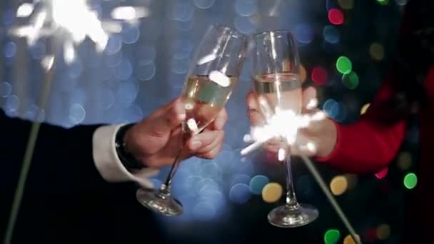 Occhiali di Champagne Accanto alle Luci del Bengala, stanno tenendo un uomo e una donna . — Video Stock