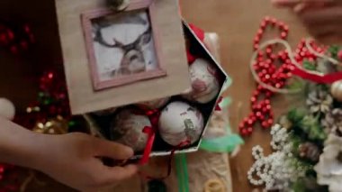 Pick up paketi Noel hediyeleri, hediyeler ve daha sonra tasfiye için az bir insan elinde yazın.