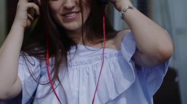 Güzel erkek kulaklık ve dışarıda dans giymeyi