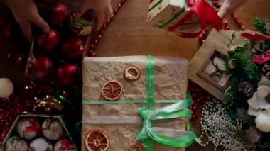 Hediyeler ve o yapmak her için diğer insanlar ve Out masanın üzerine koyulur Noel oyuncaklar ile kutuları yığını.