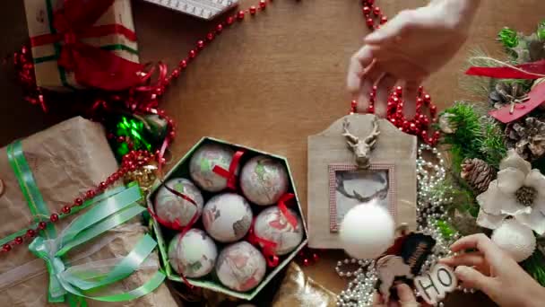 Resultado de imagen para persona haciendo adornos navideños