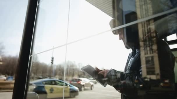 Adam Chicago yol geçiş Tablet ile — Stok video