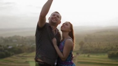 erkek ve kız bir ormanda fotoğrafı