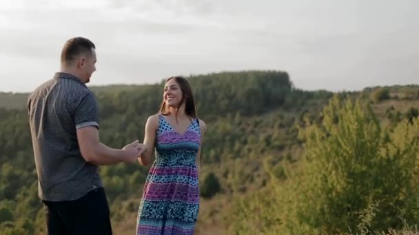 Mladý pár při západu slunce — Stock video