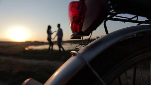 Kuss bei Sonnenuntergang in der Nähe Fahrrad — Stockvideo