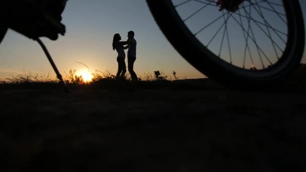 Beijo ao pôr-do-sol — Vídeo de Stock