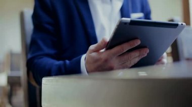 tablet ile işadamı