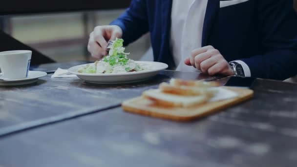 Geschäftsmann ist Salat und telefoniert — Stockvideo