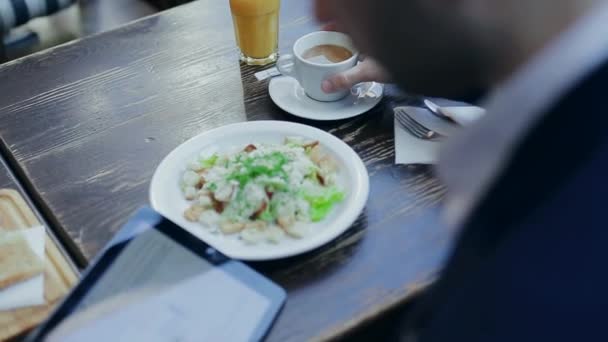 Trabalho no tablet ao jantar — Vídeo de Stock