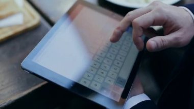 Yemekte tablet üzerinde çalışmak