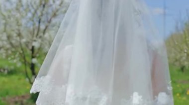 Gelin güzel bahçede çiçek