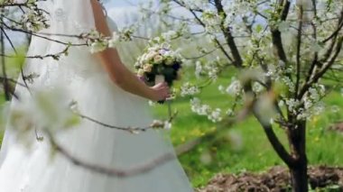 bahçede bir buket ile güzel gelin