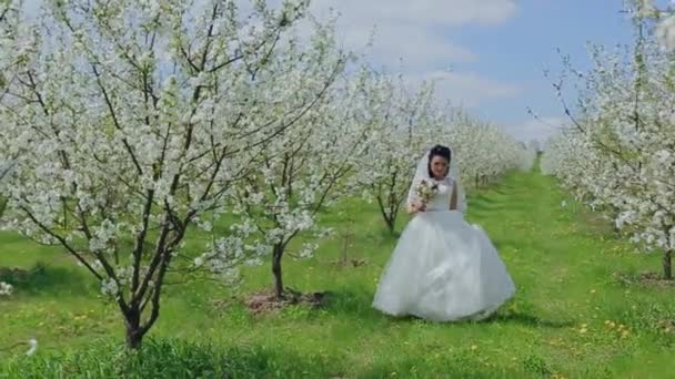 Bruden spinning i trädgården med blomma — Stockvideo