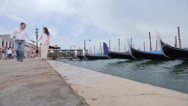 Romántico caminando venecia — Vídeo de stock