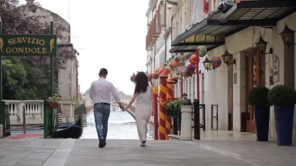 Romántico caminando venecia — Vídeo de stock