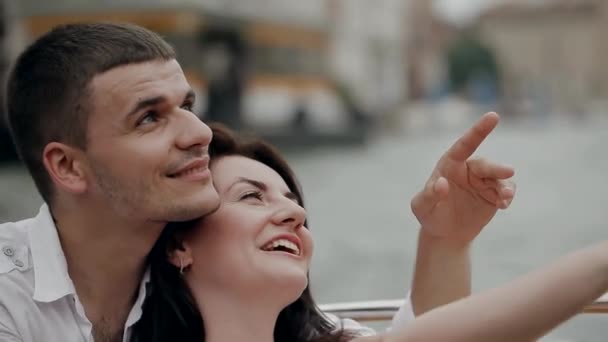 Couple marié italien embrasser à Venise 