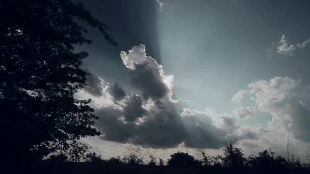 De zon komt uit de wolken — Stockvideo