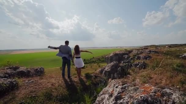 Beautiful girl with a guy on the hill — Stock Video