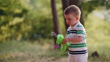 küçük çocuk üfleme kabarcıklar