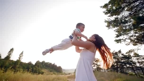 Image lumineuse de câlins mère et fille — Video