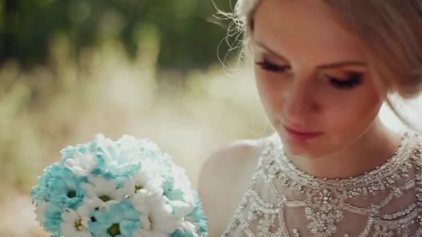 Sposo e sposa si bacia sullo sfondo tramonto nella foresta — Video Stock