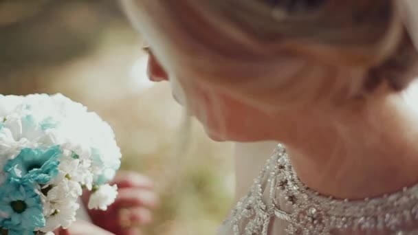 marié et mariée embrasse sur le fond coucher de soleil dans la forêt