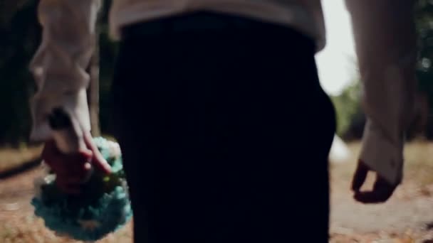 marié et mariée embrasse sur le fond coucher de soleil dans la forêt