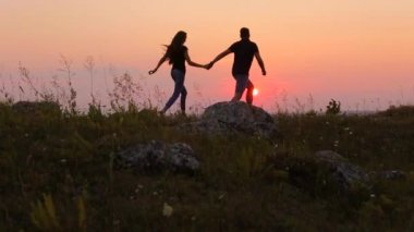 gün batımında aşık çift çalıştıran