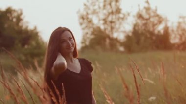 Gün batımında aşık çift