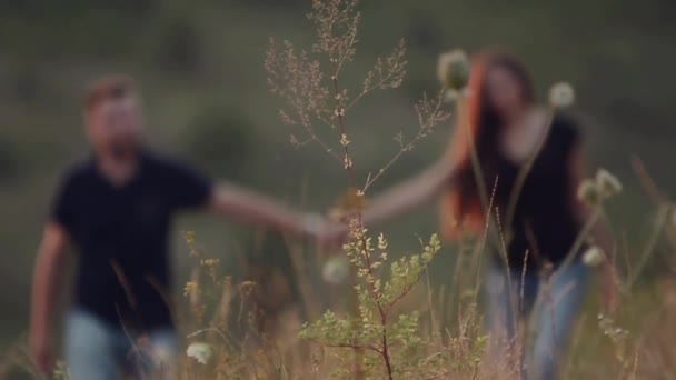 Pareja enamorada al atardecer — Vídeo de stock