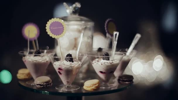 Süßigkeiten auf dem Banketttisch — Stockvideo