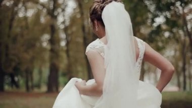 Düğün günü el ele tutuşan çift, damat ve gelin..