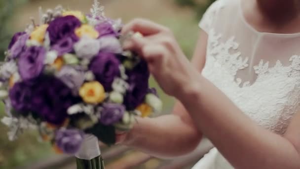 El ramo muy hermoso de boda en las manos de la novia — Vídeos de Stock