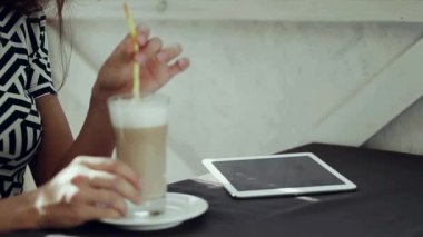 Sütlü kahve içme ve tablet ile çalışan kız