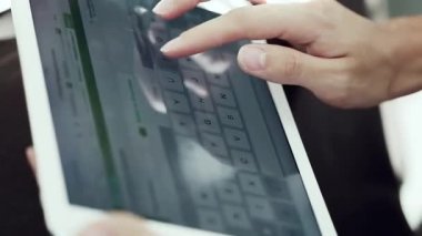 Kız bir tablete yazar