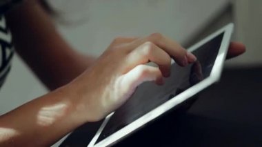 eller ve beyaz tablet